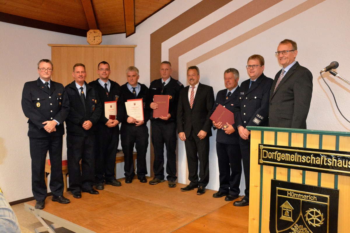 Brandmeister Stephan Henn (Bildmitte) wurde das Goldene Feuerwehr-Ehrenzeichen verliehen. (Bild: Matthias Lemgen)